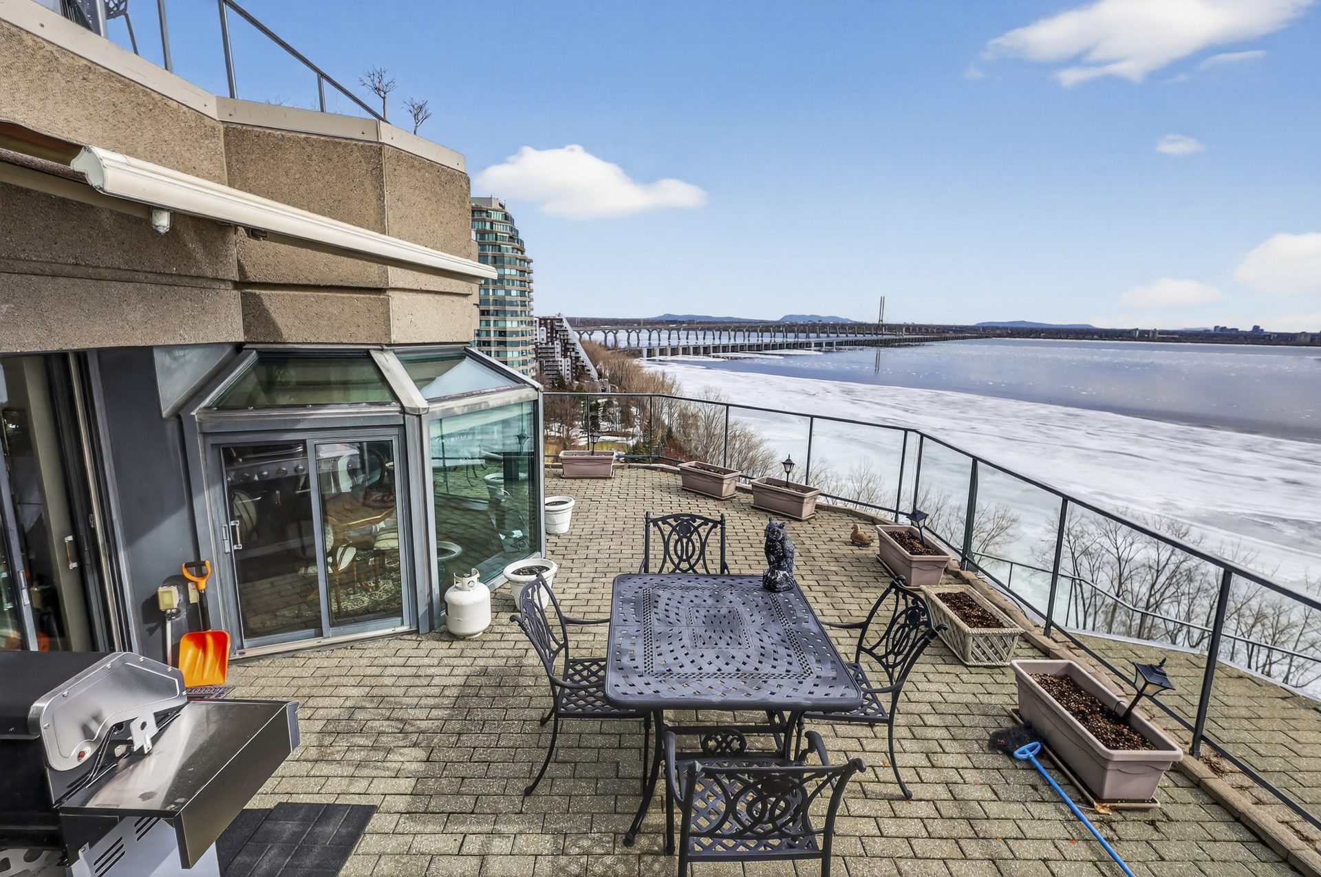 11 rue O'Reilly Penthouse ile des soeurs, courtier immobilier de luxe, Carl Remillard Fontaine